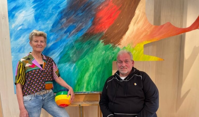 Bep Timmer en Herman Boers, twee van de vier Harderwijkse regenboogambassadeur.